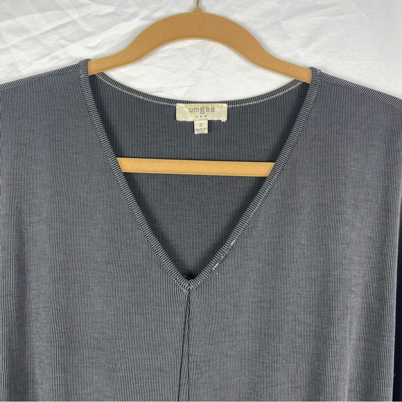 Umgee Short Sleeve V Neck Top - Picture 2 of 9